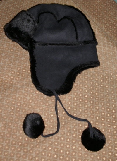 Šilta juoda kailinė kepurė su ausimi