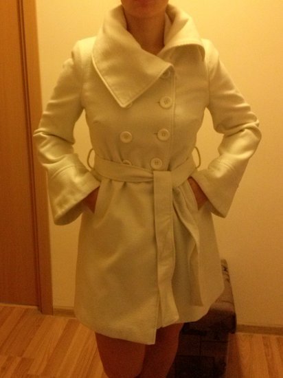 Baltas moteriskas paltas