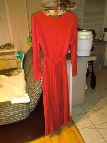 Raudona ilga suknele