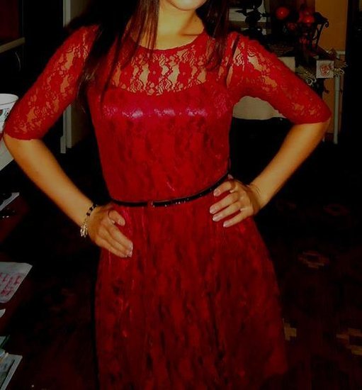 Raudona nėriniuota suknėlė