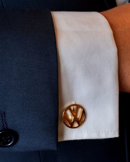 Vyriškos aukso spalvos sąsagos VW