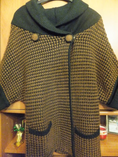 Rudai juodas megztinis