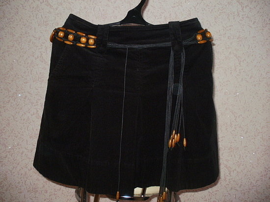 Velvetinis sijonas su dirzu