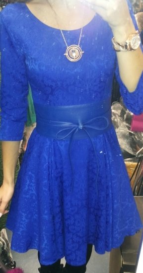 Nuostabi ryškiai mėlyna pūsta suknelė