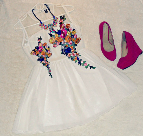 Balta gėlėta suknelė