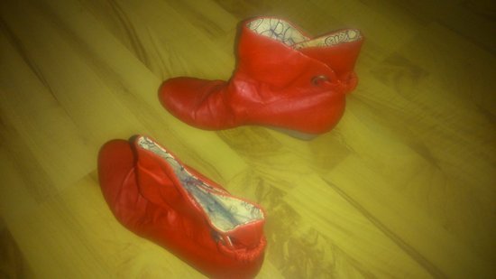 Raudoni batai