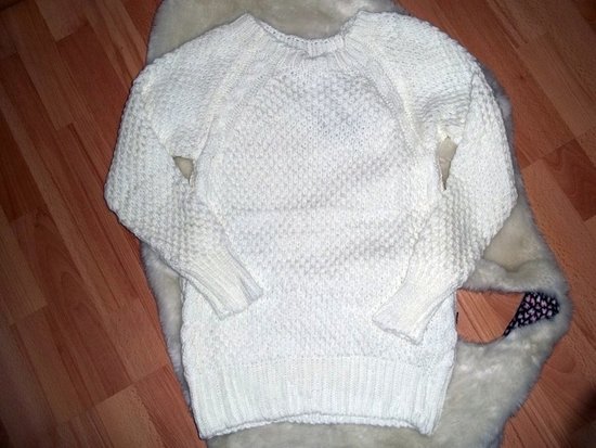 Ryškus baltas megztinis
