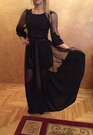 Stilinga grazi juoda suknele