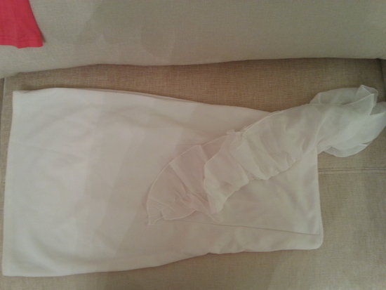 Priglundanti balta suknelė