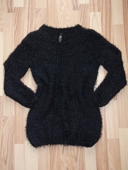 Juodas pukuotas blizgantis megztinis