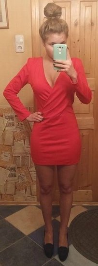 raudona trumpa vakarinė suknelė