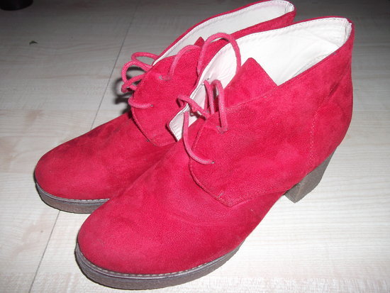 Raudoni batai