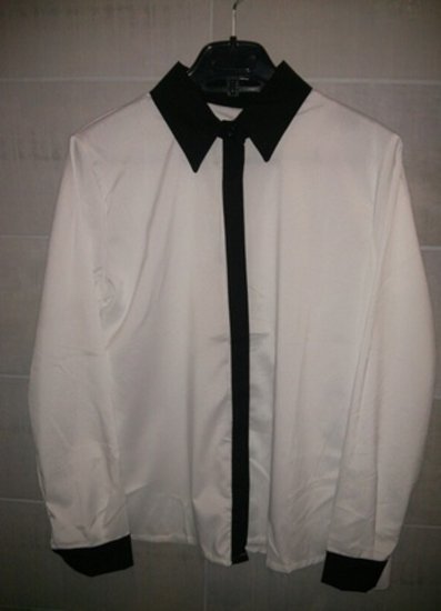 Balti marškiniai su juodomis detalėmis