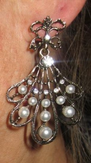 Puošni ilgi auskarai su perlais