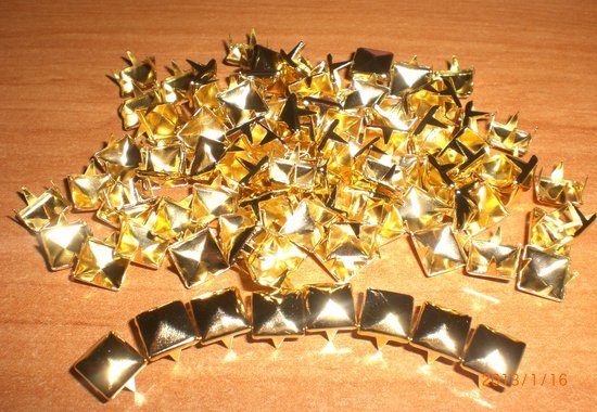 Auksinės keturkampės kniedės