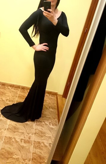 Gundanti juoda suknelė