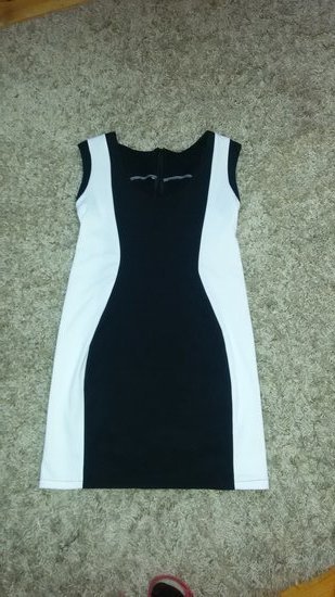 Baltai-juoda suknelė