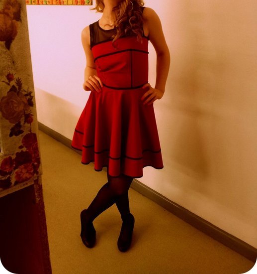 Ryškiai raudona suknele