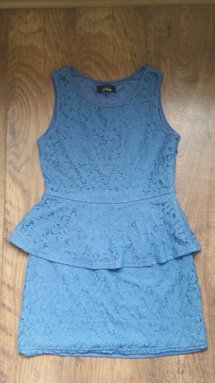 Mėlyna gifiūrinė peplum stiliaus suknelė