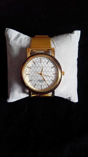 Moteriškas aukso spalvos laikrodis