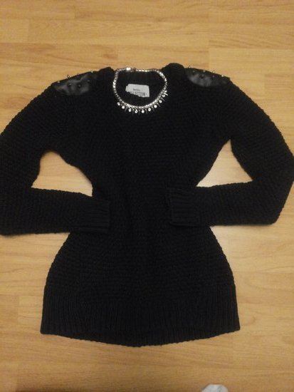 juodas megztinis
