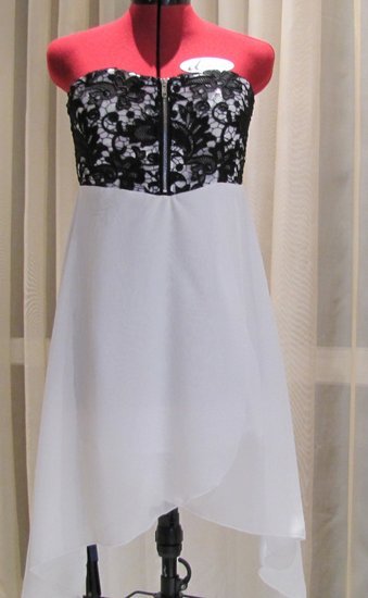 Balta suknelė su juodu papuošimu