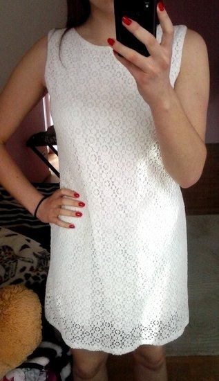 Balta nėriniuota suknelė