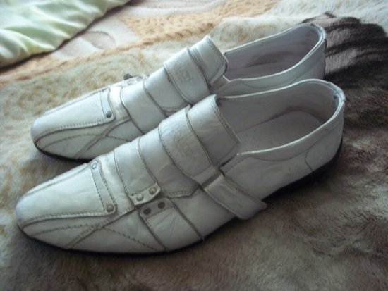 Balti odiniai batai