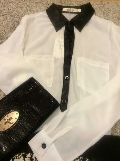 Balti marškinukai su odos detalėm