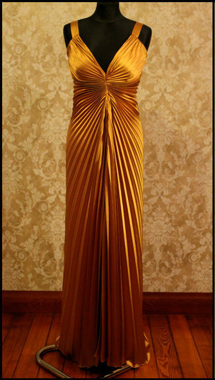 Ilga auksinė gofruota suknelė