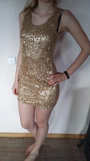 Auksinė blizganti suknelė