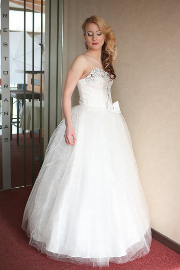 Parduodama nauja vestuvinė suknelė, baltos spalvos