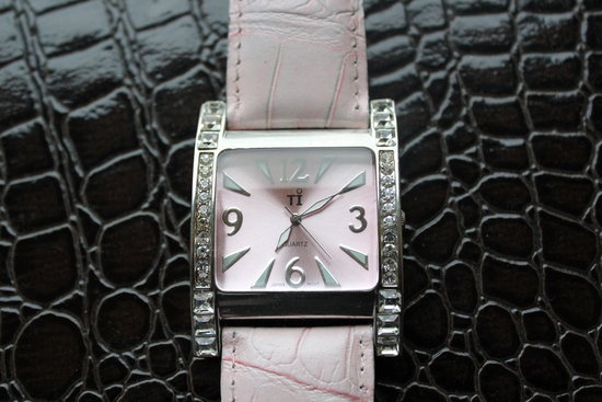 Rožinis masyvus laikrodis