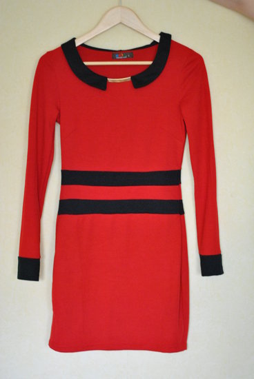 Raudona ilgomis rankovėmis suknelė