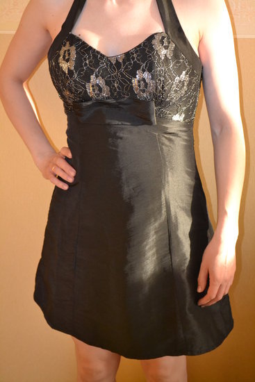 juoda trumpa dekoruota suknelė
