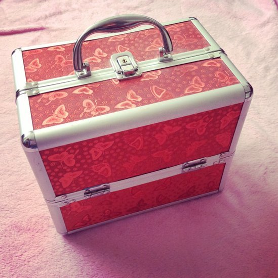 Raudonas kosmetinis lagaminėlis