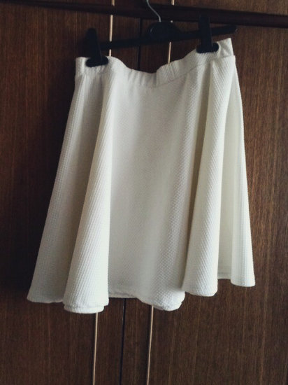 Baltas sijonas.