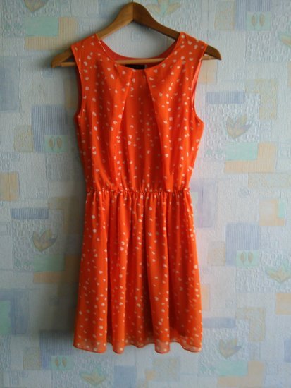 Ryški oranžinė suknelė
