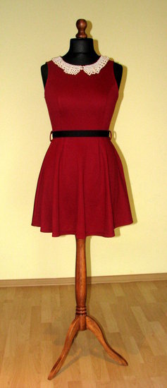  Puošni raudona suknelė 
