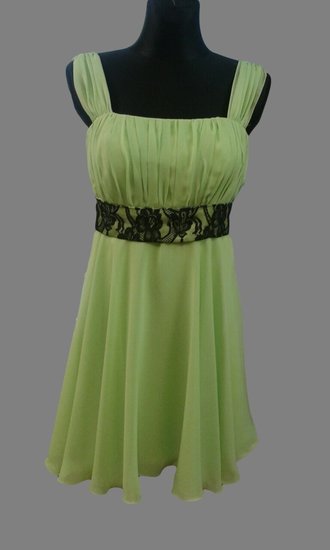 Žalia šifoninė suknelė.