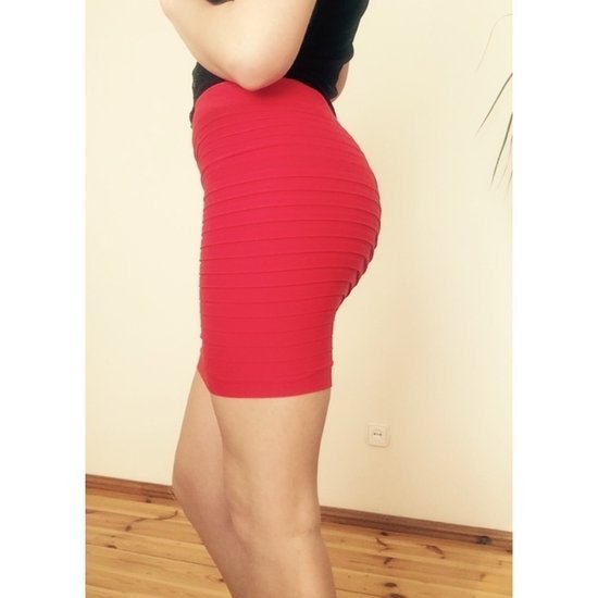 Raudonas aptemptas sijonas