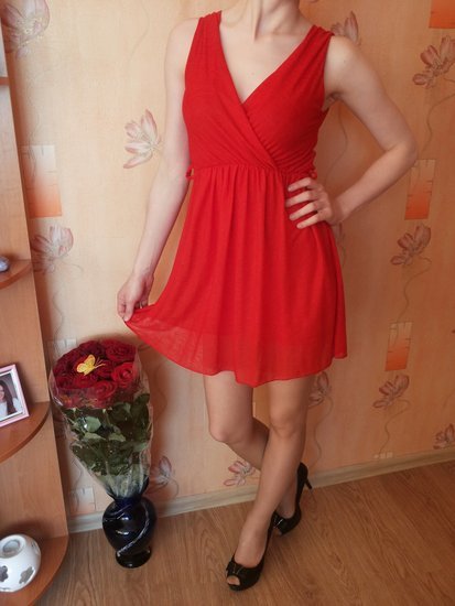 Raudona krentanti suknėlė