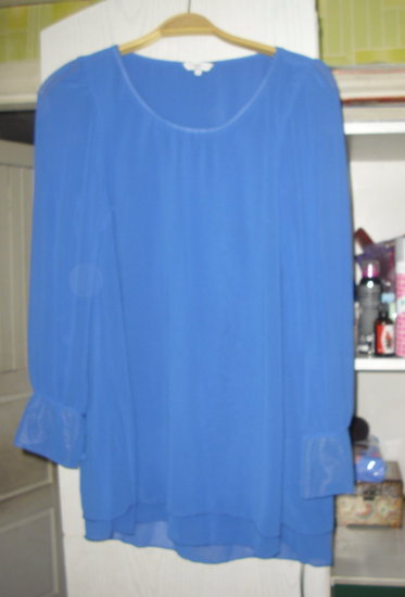 Sodriai mėlyna suknelė