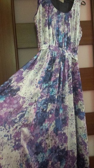 violetiniai-marga suknele