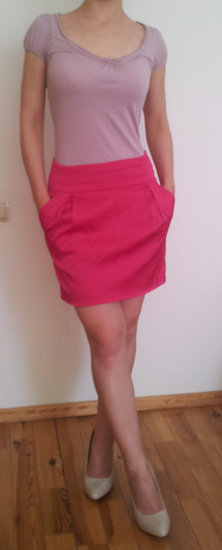 Rožinis trumpas sijonas