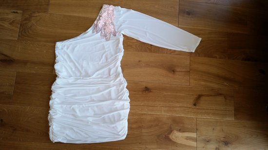 Balta suknele su rozinemis rozytemis
