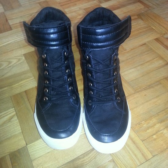 Juodos spalvos batai