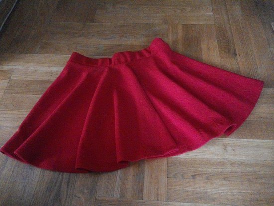 Ryškus raudonas skater sijonas