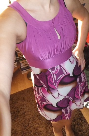 Vasariška purpurinė suknelė