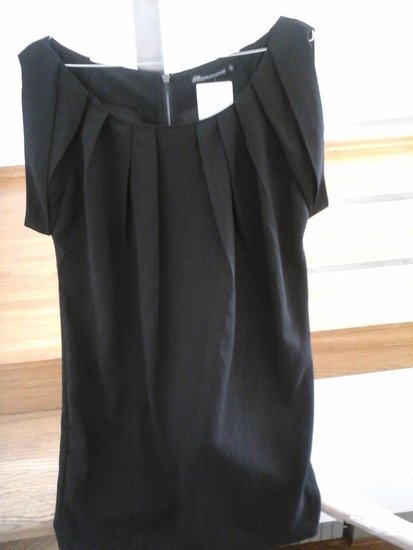 Trumpa juoda suknelė